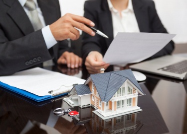 Перед многими собственниками, которые начинают заниматься продажей своего дома или квартиры, встает важный вопрос: «Один риэлтор или нес...