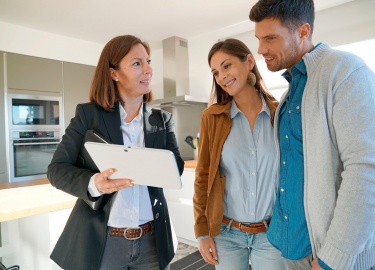 Недвижимость – это дорогой товар. Всегда хочется купить подешевле, а продать подороже. 
