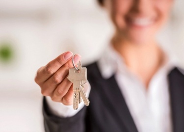 Электронные сервисы по публикации объявлений (площадки) всегда участвуют в рекламе объектов недвижимости. И всегда получают доход по факту размещен...